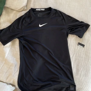 NIKE HERR TRÄNINGSTSHIRT - Nike herr träningstshirt storlek XL. Oanvänd 
