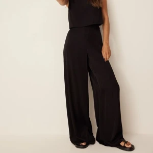 NY! NA-KD Vida Byxor strl 36 Nypris 399:- - NY! NA-KD Vida Byxor strl 36 Nypris 399:- Satinkänsla Modellen på bilden är 172cm och har strl 36