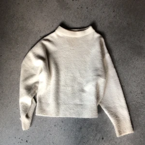 Zara stickad tröja - Zara tröja nyskick aldrig använt för de vart för varmt