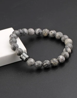 Pärlarmband  - Säljer dessa pärlarmband i färgerna grå, svart och vit! FÖRST I KVARN är som gäller! BÖRJAR TA SLUT! Perfekta inför sommaren☀️Hör av dig vid minsta fråga eller fundering, svarar så snabbt jag kan🤗