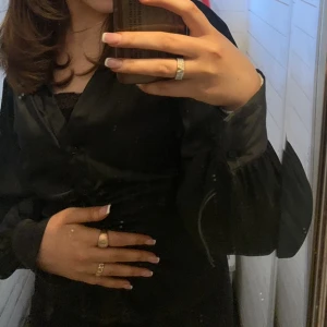 Svart festlig satin tröja - Jättesnygg fintröja med flera knappar och snygga detaljer vid ärmarna. Från Gina Tricot i storlek XS men passar S.