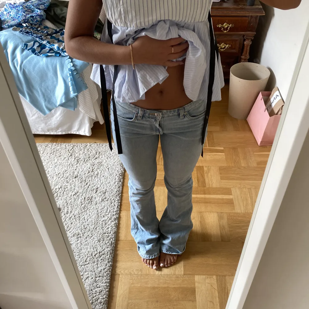 Lågmidjade utsvängda jeans från Zara i en ljusblå tvätt. Storlek 34 men passar mig som vanligtvis har 36/38 i byxor, dem är alldeles för långa på mig som är 160cm! Lite slitningar vid hälarna, köp direkt priset är 600kr❣️. Jeans & Byxor.