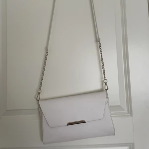 Handväska - Säljer min vita handväska.  Den är använd men i bra skick! 