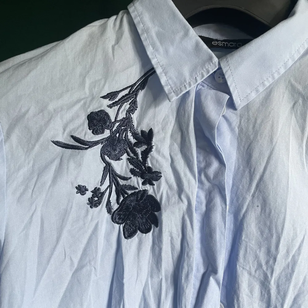 croppad blå skjorta med broderade blommor på bröstet 😇sorry att den är så skrynklig orkade verkl inte stryka den lol. Skjortor.
