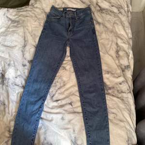 Hej, säljer mina blåa Levi,s jeans som inte kommer till användning lägre pågrund av att dom blivit för små. Köppt för 1 300 och är i väldigt bra skick förutom att dom har ett mindre hål vid midjan, derför så går priset att dirkutera.💕
