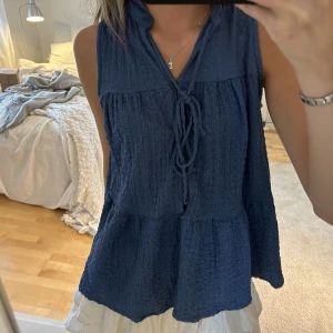 Knytblus - Söt topp med volanger och knytning! 