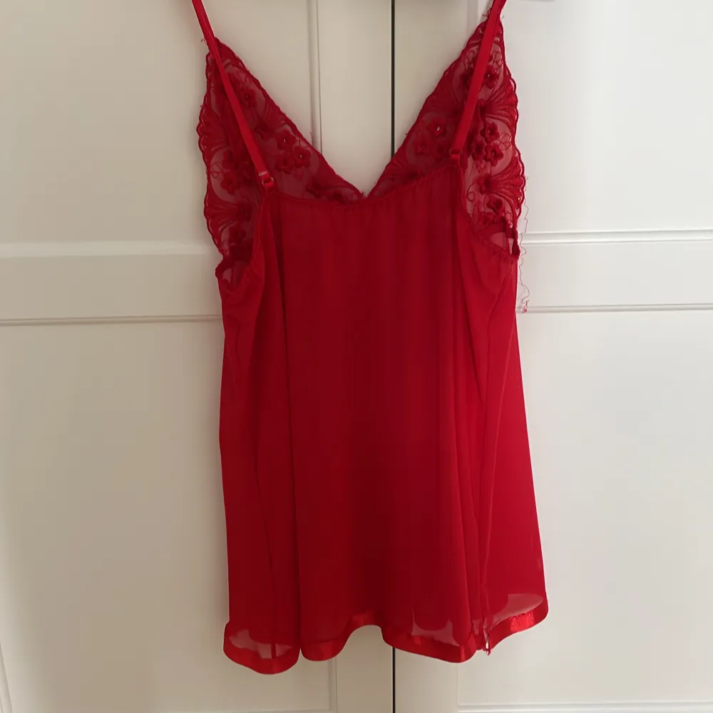en super söt vintage röd lingerie klänning. i fint skick och super söt på. Klänningar.