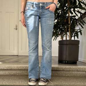 lågmidjade true religion jeans 🫶midjemåttet är 80cm och innerbenslängden 75 cm 💘priset är diskuterbart 