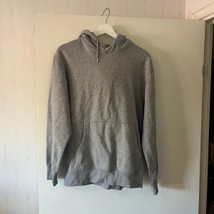 Hoodie  - Grå hoodie jack & Jones. Välanvänd. 