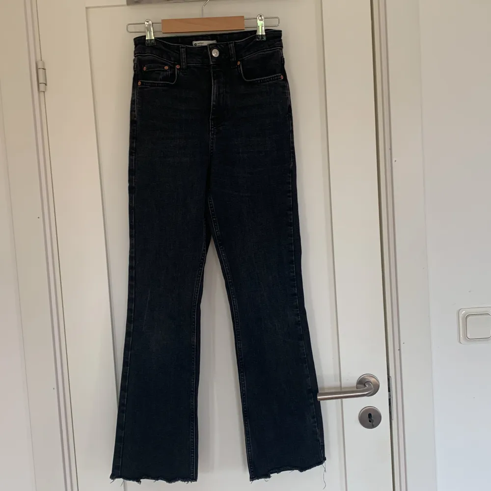 Svarta kick flare jeans från Gina i storlek 32✨Nyskick.  Nypris 499 kr 🌸Man får gärna köpa flera plagg från olika annonser samtidigt och behöver då bara betala en frakt. Jeans & Byxor.