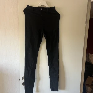 Långa oanvända jeans  - Svarta långa jeans helt oanvända. High waist.  Storlek 38 L (long) 