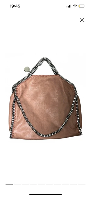 Stella McCartney  - Intressekoll på världens finaste Stella McCartney väska i modellen Falabella som köptes för ungefär ett år sedan på Vestiaire Collective. Nästan som nu när jag köpte och har använts mycket men har inga defekter💗funderar på att sälja för jag börjat tröttna