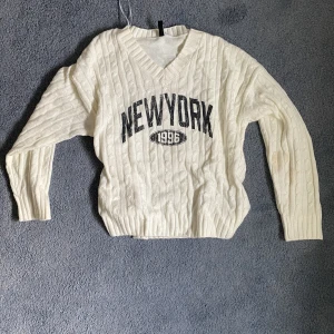 Stickad tröja  - Jättemysig tröja som jag tyvärr inte använder inte längre. 