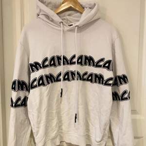 En fin hoodie från Alexander McQueen i storlek S ✨ I fint skick! Tvättas innan den skickas.