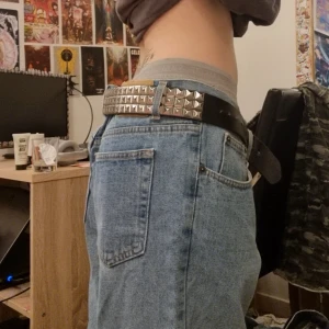 baggy jeans - asfeta baggy jeans , storlek 32/34, skriv i dm ifall du har några frågor! Midjemåttet är ca 94cm  Innerbenslängd ca 72 cm