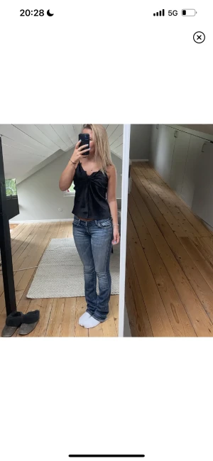 Lågmidjade jeabs - Lågmidjade jeans! Innerbenslängd: 82 cm, Midjemått tvärs över: 40 cm💞