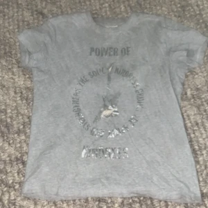 T-shirt med tryck  - Säljer denna assnygga Zadig-liknande T-shirt från Sofie Schnoor för endast 279! 