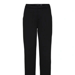 Kostymbyxor vero moda - Säljer ett par super snygga kostymbyxor från vero moda, Mid waist! Använder aldrig då de är för stora för mig. Jätte bra skick💘