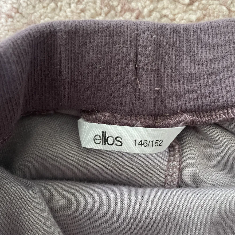 Hej jag säljer detta jätte fina setet! Den är från ellos! Man får med en tröjan och byxorna!  jag säljer det för 50 kr +frakt. Jeans & Byxor.
