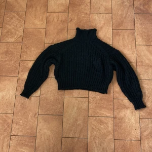 Stickad tröja - Stickad varm tröja med krage😍Den är från H&M i storlek xs. Jag säljer den för att den inte kommer till användning❤️