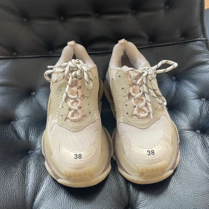 Balenciaga  - Äkta nästan helt oanvända Baleciaga sneakers i strl 38. Passar 37-39. 