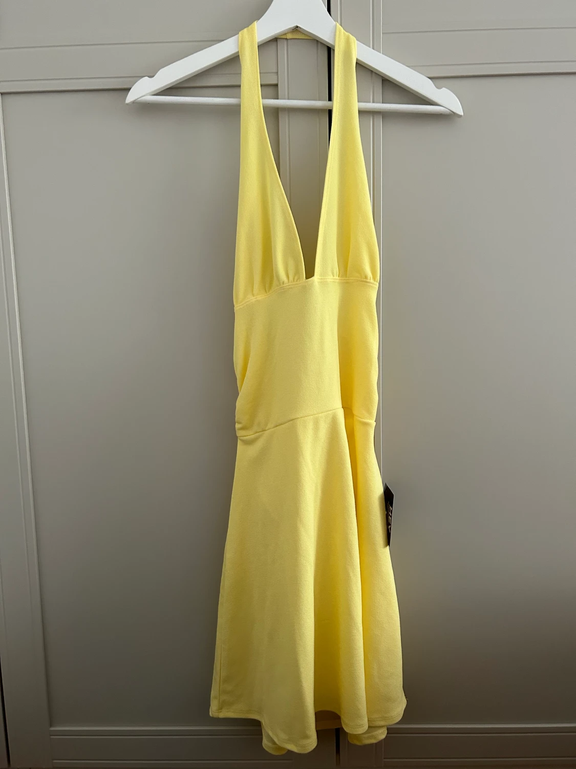  halterneck klänning  med knytning 