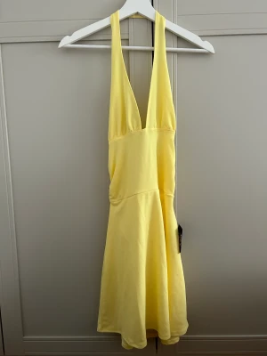  halterneck klänning  med knytning  - Helt ny halterneck klänning med knyte på ryggen. 