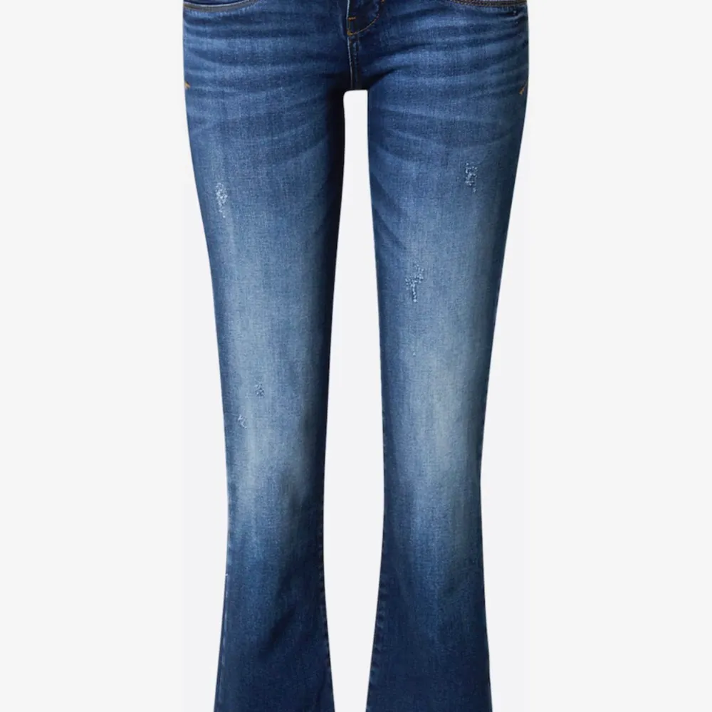Säljer mina mörkblå ltb jeans då de inte kommer till användning. De är endast använda en gång och är i nyskick. Modellen är valerie och de är i storlek 25/30. Kontakta mig om ni är intresserade eller har några frågor 💗. Jeans & Byxor.