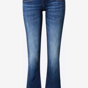 Säljer mina mörkblå ltb jeans då de inte kommer till användning. De är endast använda en gång och är i nyskick. Modellen är valerie och de är i storlek 25/30. Kontakta mig om ni är intresserade eller har några frågor 💗