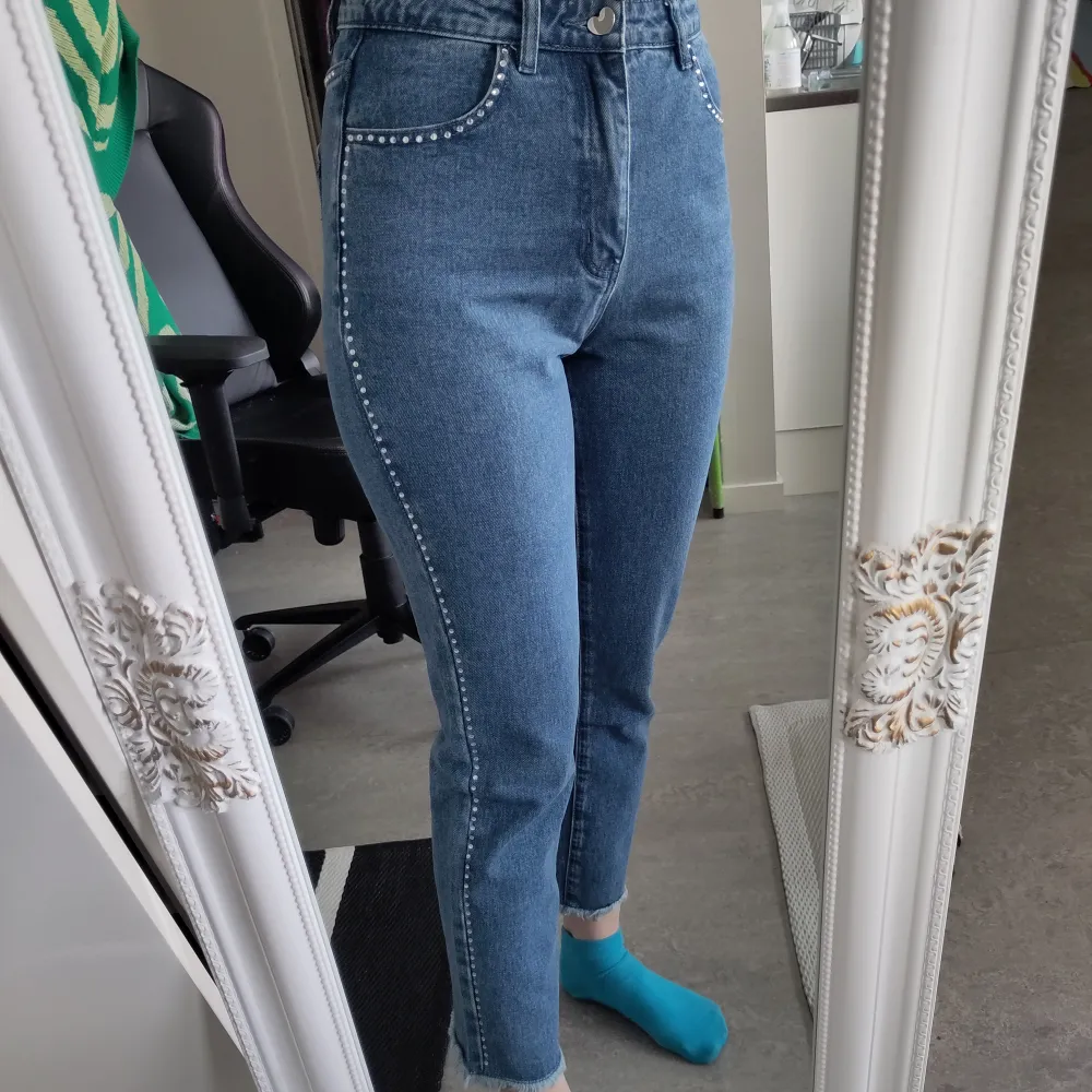 Sjukt snygga blå jeans med rhinestones från Dolls Kills Bratz-kollektion. Knappt använda så de är så gott som nya! Bakfickorna har Bratz-logga skrivet med rhinestones 💎 Storlek medium men stretchiga. Bara att fråga efter fler bilder ett mått! . Jeans & Byxor.