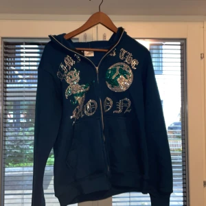 Aim for the moon full zip hoodie - En aim for the moon full zip i bra skick, den är M. Alla pluppar sitter på. Pris kan diskuteras