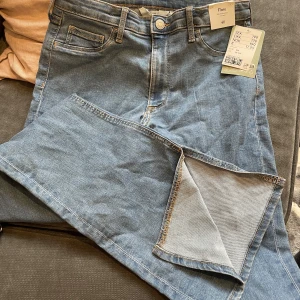 Nya Flare Low waist jeans H&M  - Oanvända flare low waist jeans från H&M. Storlek 164 (13-14 år).   Nypris 199 kr Nu 50 kr