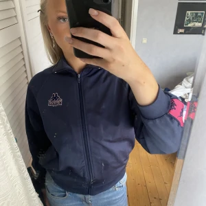 Kofta från kappa - Super snygg kofta från kappa, har en fläck på framasidan