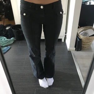 Lågmidjade jeans från hm - Säljer mina svarta jeans från hm som e slutsålda i stl 38💕köp direkt 500!
