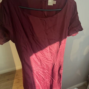 Lång vinröd klänning  - Köpt på Sellpy, dock för liten för mig. Syns inte att den är använd, lite skrynklig men man kan ju stryka den😊 Är väldigt lång passar mig i längden som är 178 perfekt!