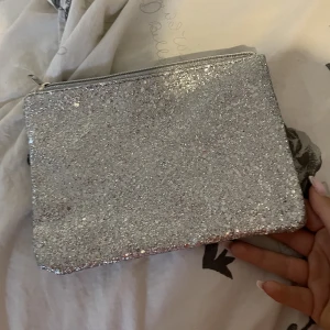 glittrig nessecär - glittrig nessecär (glittret ramlar inte av)