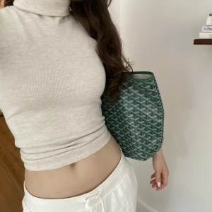 Säljer snygg knitted väst  - Säljer min snygga knitted väst från zara - helt slutsåld på hemsidan 