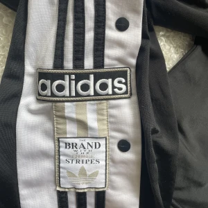 Adidas trackpants  - Säljer mina välanvända men fortsatt fina adidasbyxor för en billig peng. Lite noppiga i baken, någon knapp som är lite sliten(bild 3), bilder kan fås. Men allmänt intryck fortsatt fina! 