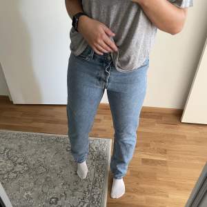 Blåa weekday jeans i herrmodell ”Barrel” i storlek W30 L34🥶🙏🏼 Något tighta på mig som vanligtvis är en 38/40, men långa!🥳