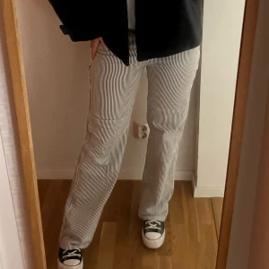 Randiga cargopants - Randiga cargopants från Mango!🩷 Inte kommit till användning mer än 1-2 gånger och är i fint skick🫶🏽🌸 Storlek: 38/M🌸 Köparen står för frakt 