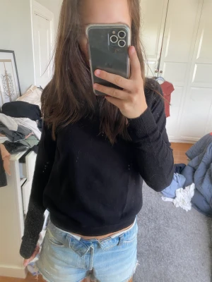 Stickad polo tröja ifrån Pieces - Jätte fin svart polo tröja alldig använd ser helt ny ut. Nypris 300 kr. Köpte o våras. Storlek XS funkar för S med. (sorry att sista bildning blev upp och ned) 😭❤️ la ut ordentligt för 100 men sänkte priset 