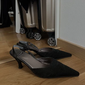 Trendiga Spetsiga klackar - Säljer mina skit snygga klackar då d inte använda. Köpa på Vinted så de är använda men i gott skick. Väldigt bekväma så materialet är mjukt o det är ett band vid hälen. 