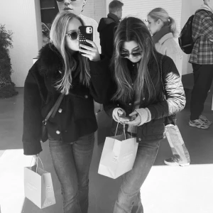 Kappa - Säljer denna assnygga meotine liknande kappan. Helt slutsåld  och är i storlek one Size (skulle söga att den passar xs, S och m) köpte för 999kr i våras och nästan oänvänd så perfekt skick Skriv om ni är intresserade/ har frågor❤️ priset är diskuterbart!