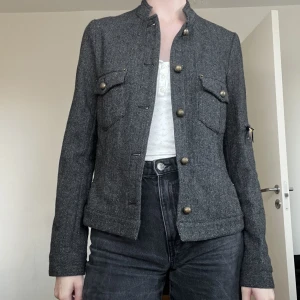 Höstjacka från Day - Den perfekta höstjackan. Fiskbensmönster /herringbone. 