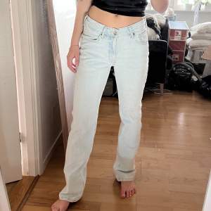 Ett par low waist straight jeans från bikbok, ljusblåa. Oanvända men skickas tvättade!