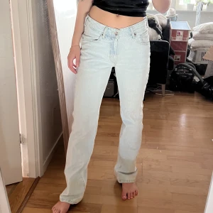 Low waist straight jeans - Ett par low waist straight jeans från bikbok, ljusblåa. Oanvända men skickas tvättade!