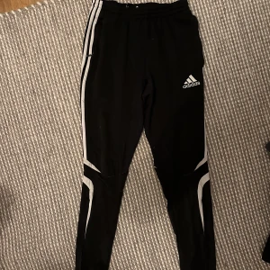 Adidas träningsbyxor - Ok skick. För små för mig