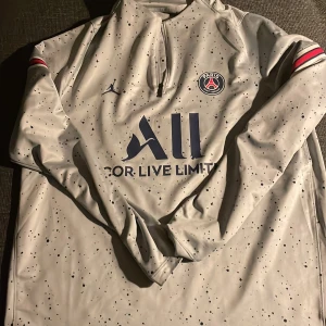 Psg kofta - Nästan helt ny Psg kofta endast använd 2 gånger storlek L men säljer pga av passar inte längre 