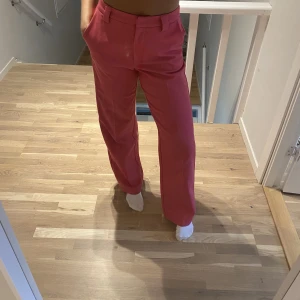 Rosa kostymbyxa  - Rosa kostymbyxa från NAKD. Superfina byxor man kan ha både till vardags och fest. Passar helt perfekt på mig som är ca 165. Men säljer då jag har två par rosa kostymbyxor. 