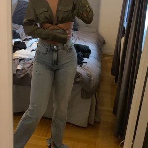Jeans med slits - Jeans med slits och slitningar från Gina i fint skick, bara använt några ggr då dom blivit för små 🤍🤍nypris, 499kr